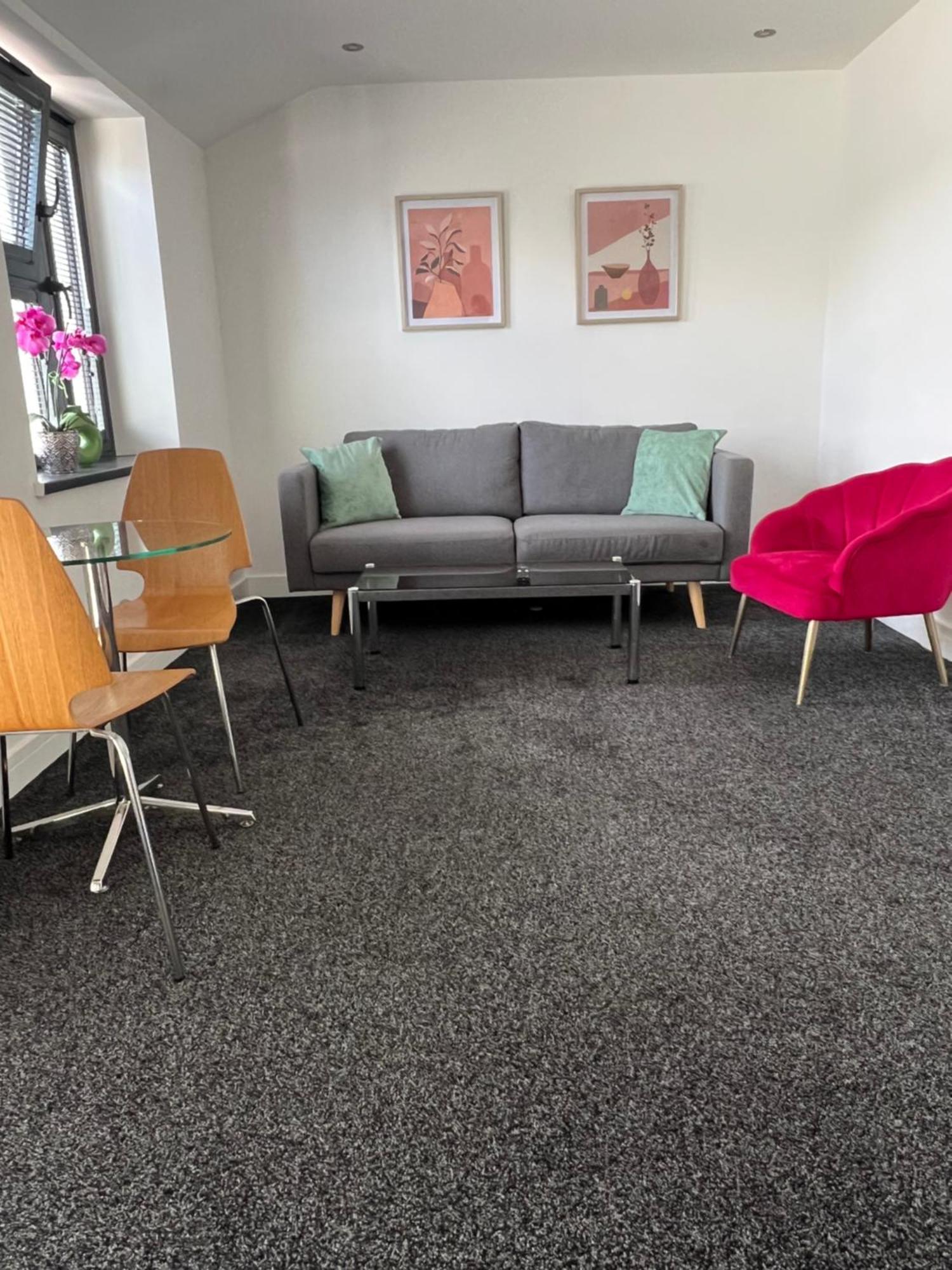 Modern And Stylish Two Bedroom Flat *