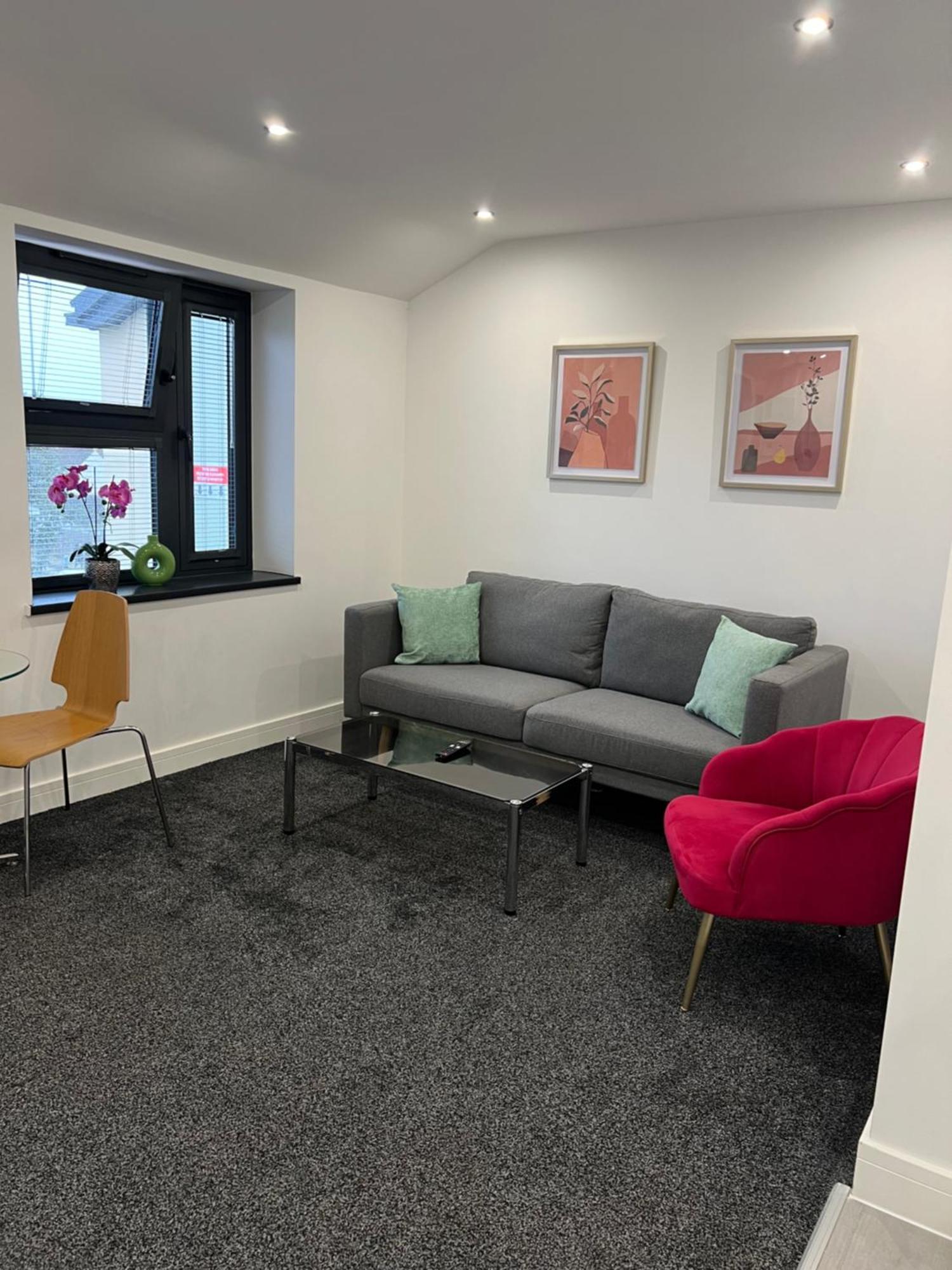 Modern And Stylish Two Bedroom Flat *