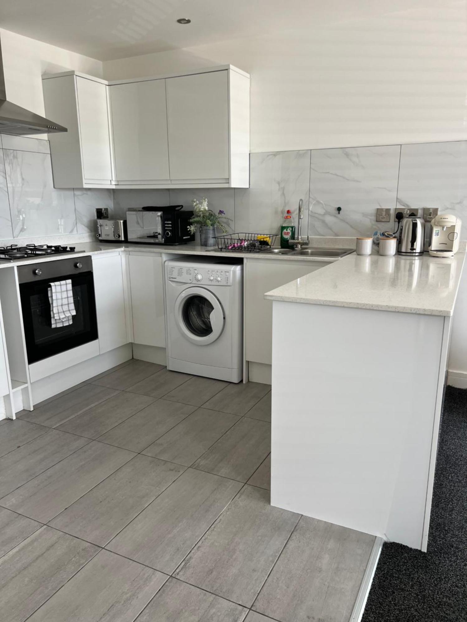 Modern And Stylish Two Bedroom Flat *
