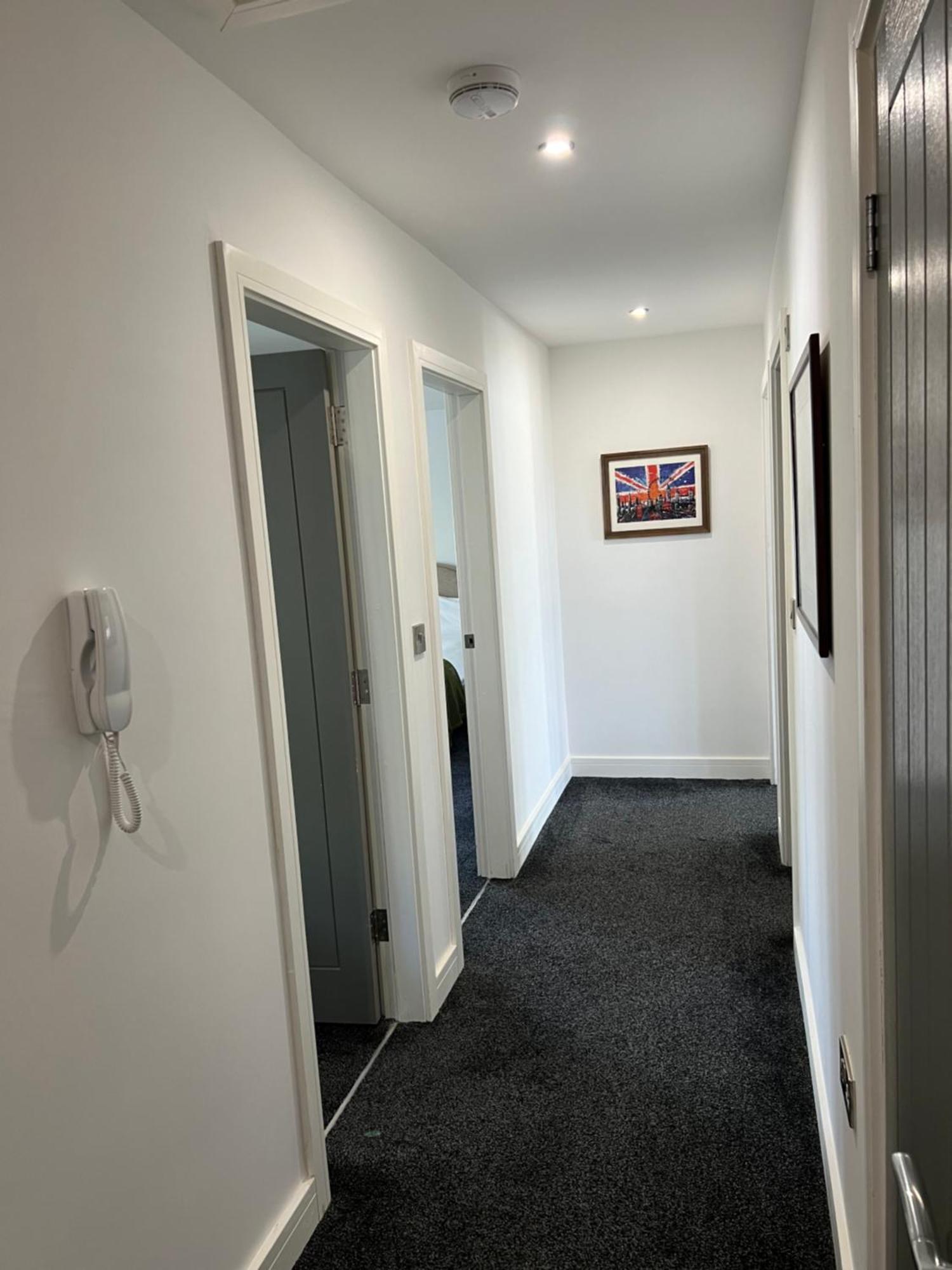 Modern And Stylish Two Bedroom Flat *